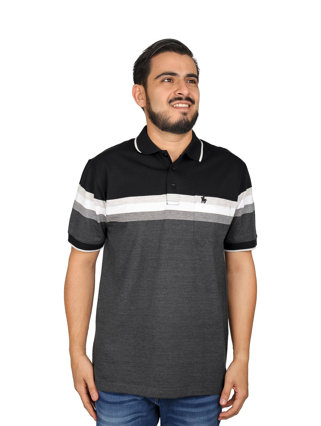 Hombre vistiendo playera polo negra y gris oscuro con una franja blanca horizontal.