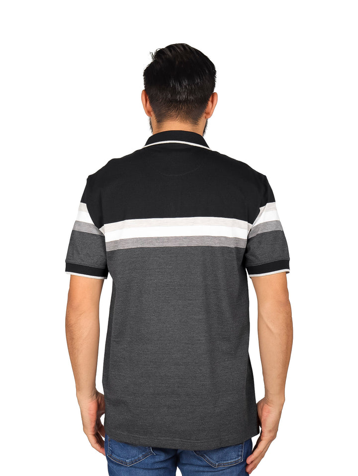 Hombre vistiendo playera polo negra y gris oscuro con una franja blanca horizontal.