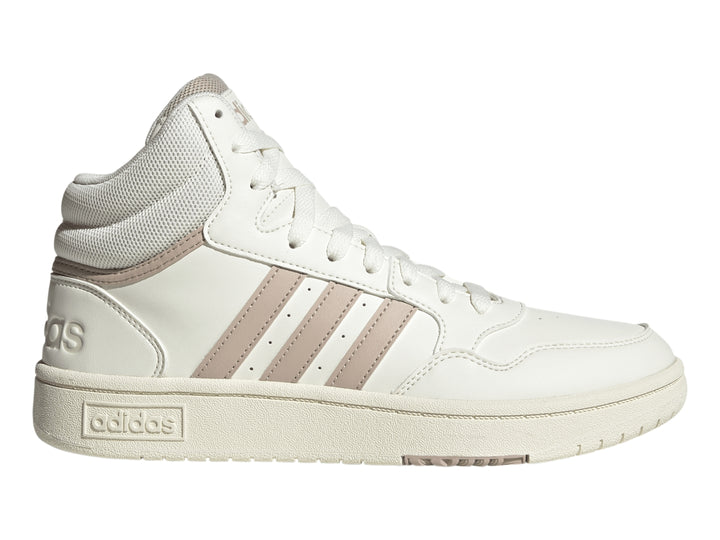 Tenis Adidas Hoops 3.0 Mid en color blanco roto con franjas laterales en tono taupe.