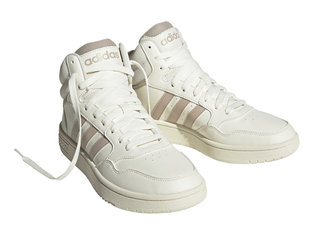 Tenis Adidas Hoops 3.0 Mid en color blanco roto con franjas laterales en tono taupe.