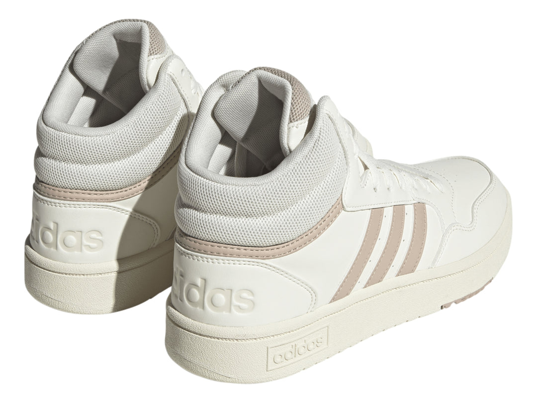 Tenis Adidas Hoops 3.0 Mid en color blanco roto con franjas laterales en tono taupe.