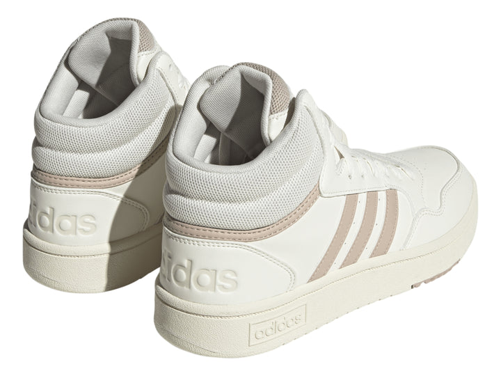 Tenis Adidas Hoops 3.0 Mid en color blanco roto con franjas laterales en tono taupe.