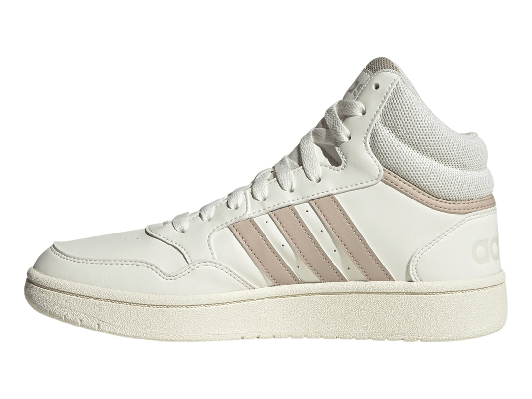 Tenis Adidas Hoops 3.0 Mid en color blanco roto con franjas laterales en tono taupe.