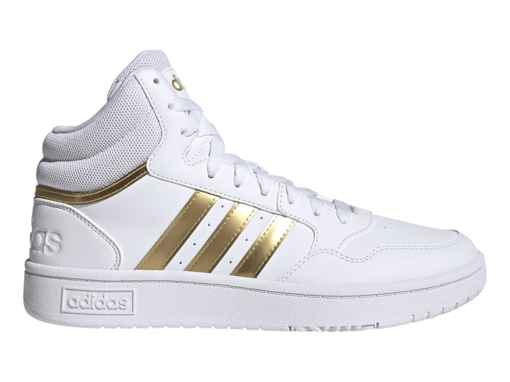 Tenis Adidas Hoops 3.0 Mid color blanco con franjas laterales doradas.