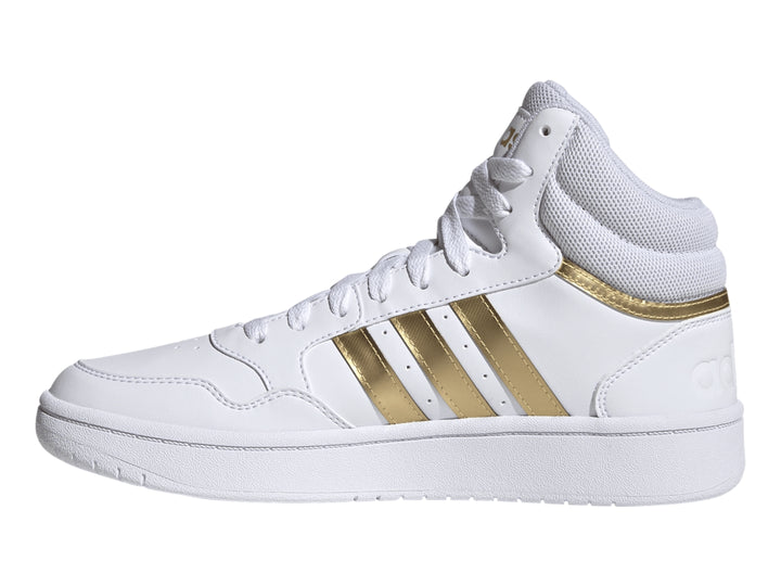 Tenis Adidas Hoops 3.0 Mid color blanco con franjas laterales doradas.