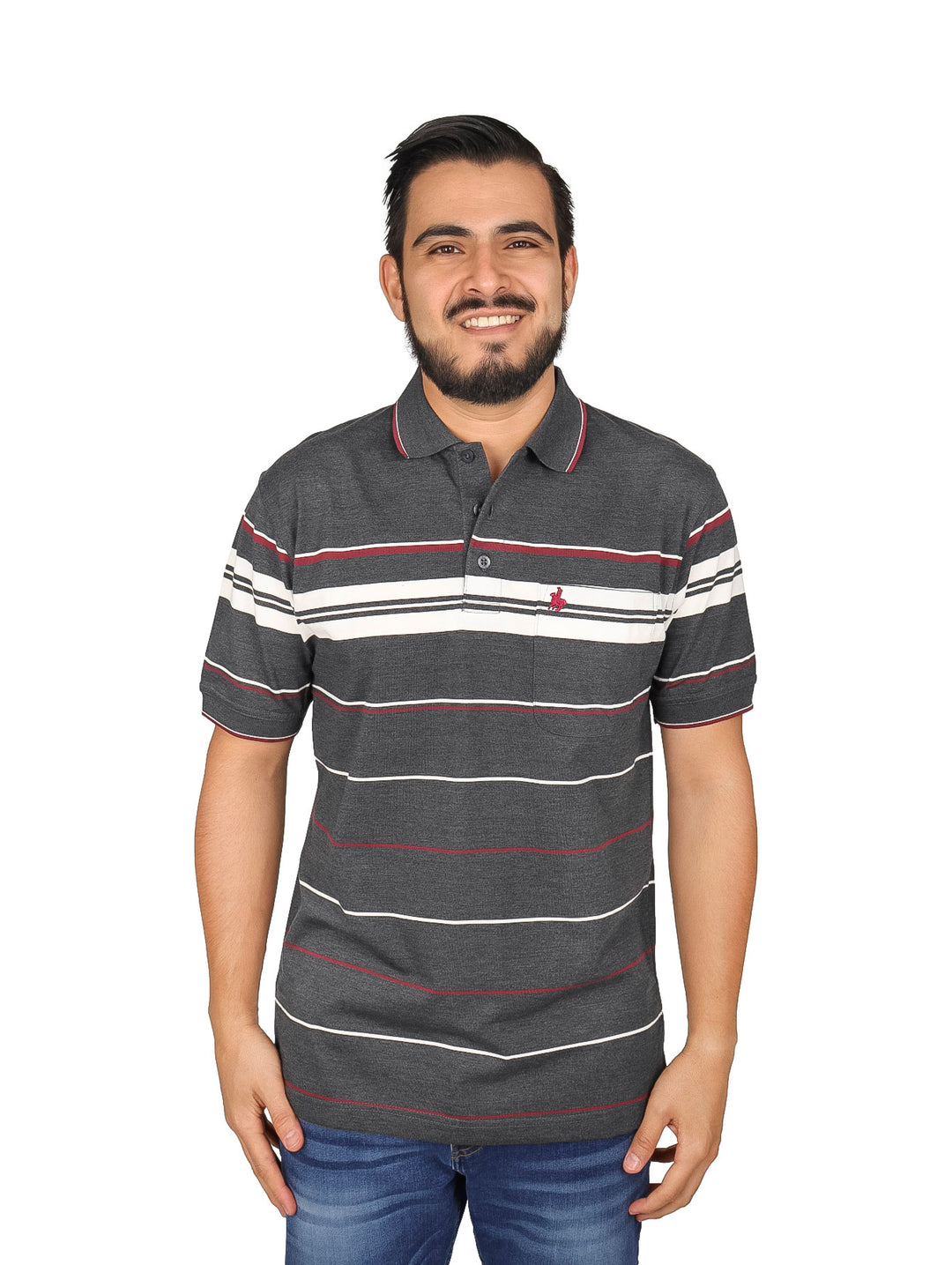 Hombre vistiendo playera polo color gris oscuro con rayas horizontales blancas y rojas.