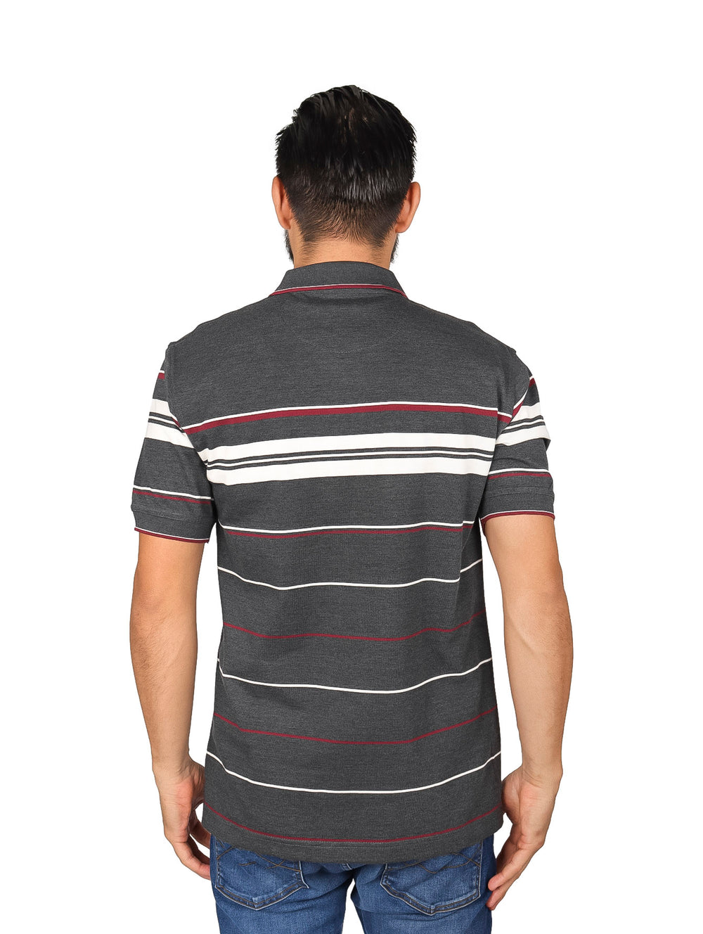 Hombre vistiendo playera polo color gris oscuro con rayas horizontales blancas y rojas.