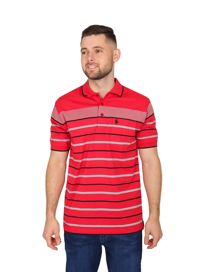 Hombre vistiendo playera polo roja con rayas horizontales negras y grises.