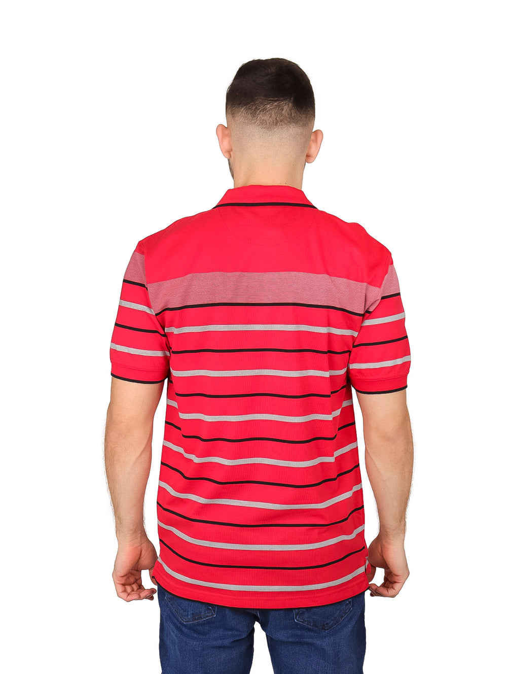 Hombre vistiendo playera polo roja con rayas horizontales negras y grises.
