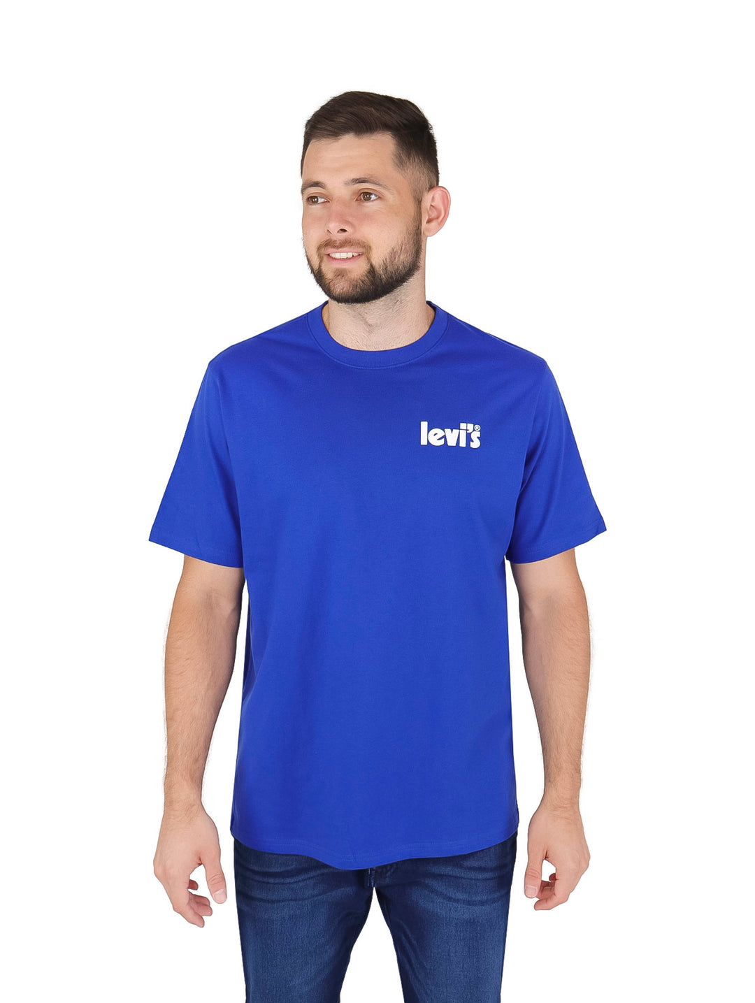 Hombre vistiendo una camiseta de manga corta color azul mazarine con el logo de Levi's en el pecho.