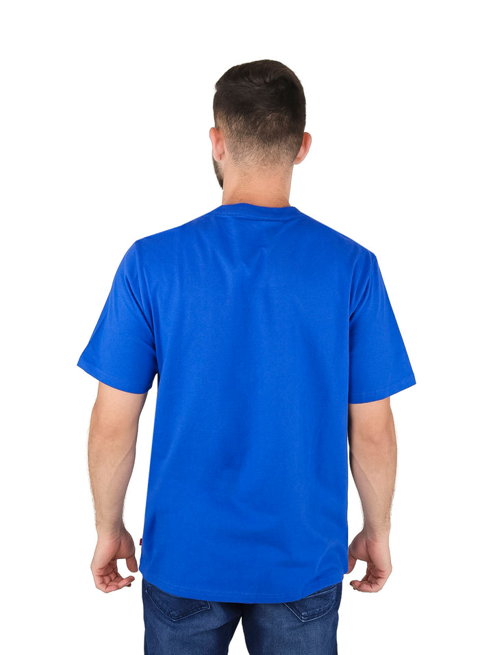 Hombre vistiendo una camiseta de manga corta color azul mazarine con el logo de Levi&