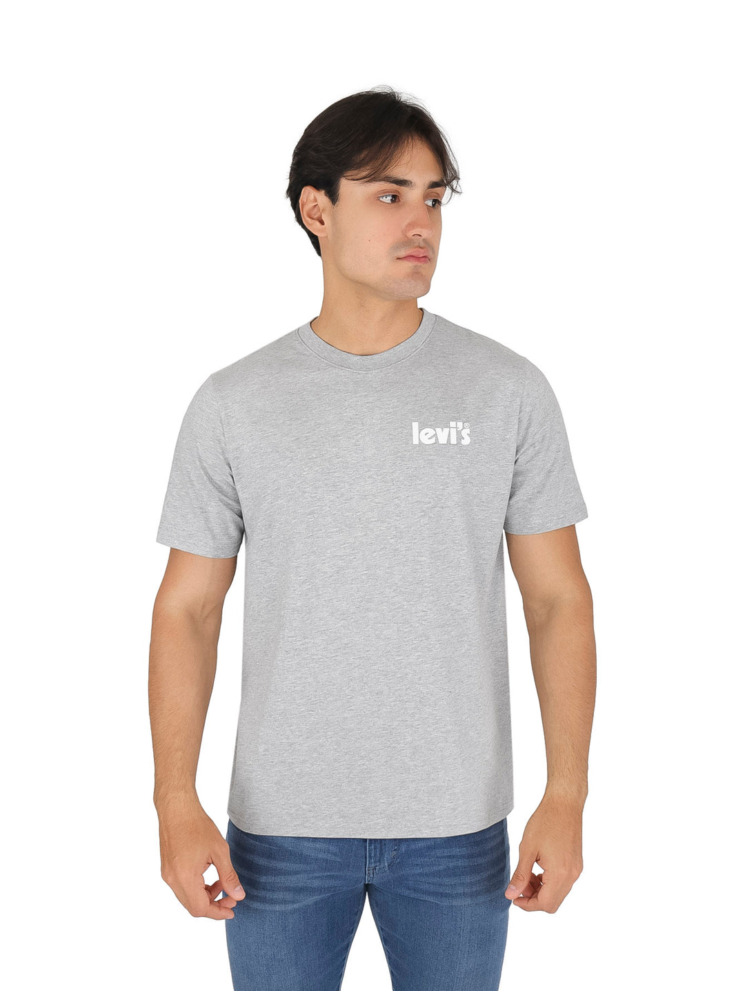 Hombre vistiendo una camiseta de manga corta color gris con el logo de Levi's en blanco en el pecho.