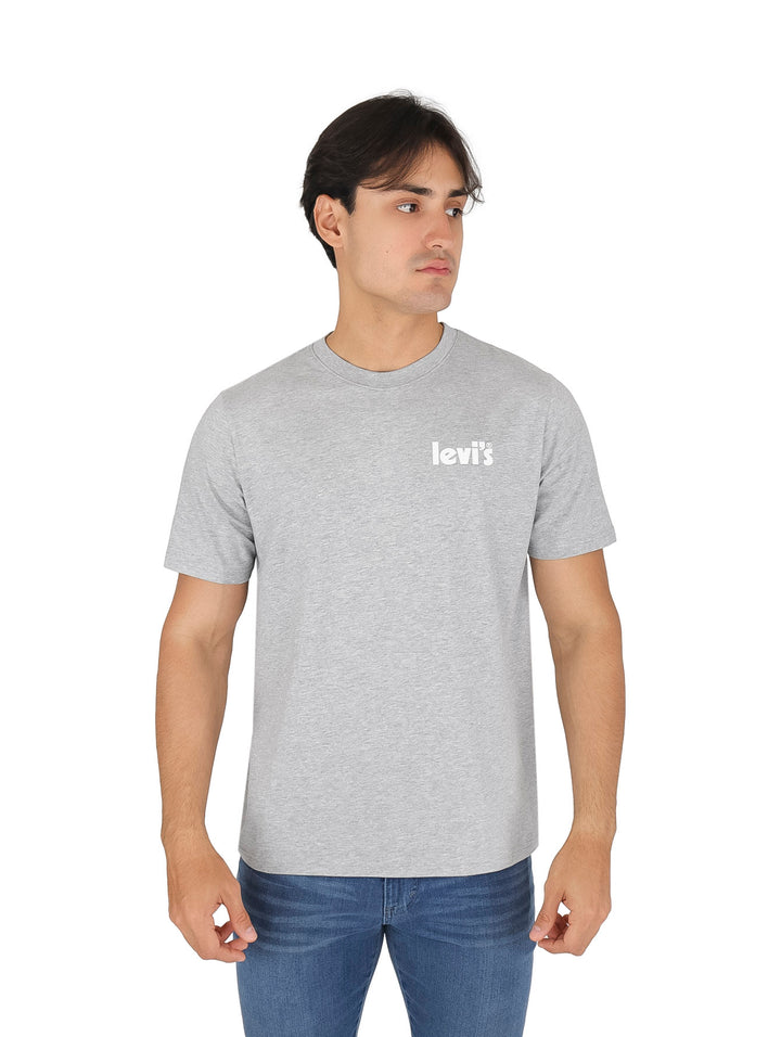 Hombre vistiendo una camiseta de manga corta color gris con el logo de Levi&