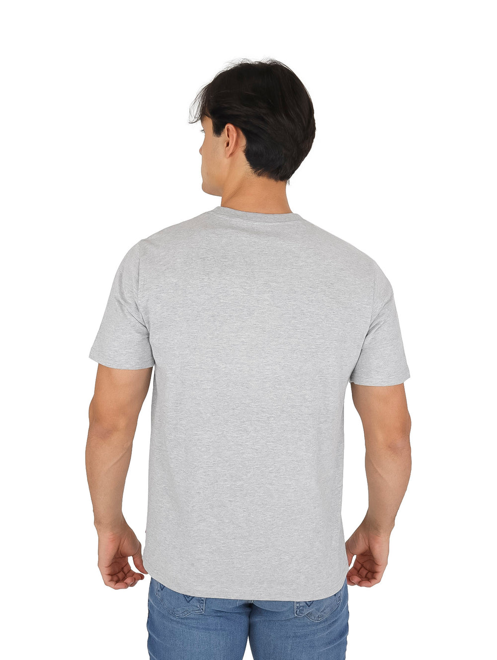 Hombre vistiendo una camiseta de manga corta color gris con el logo de Levi's en blanco en el pecho.