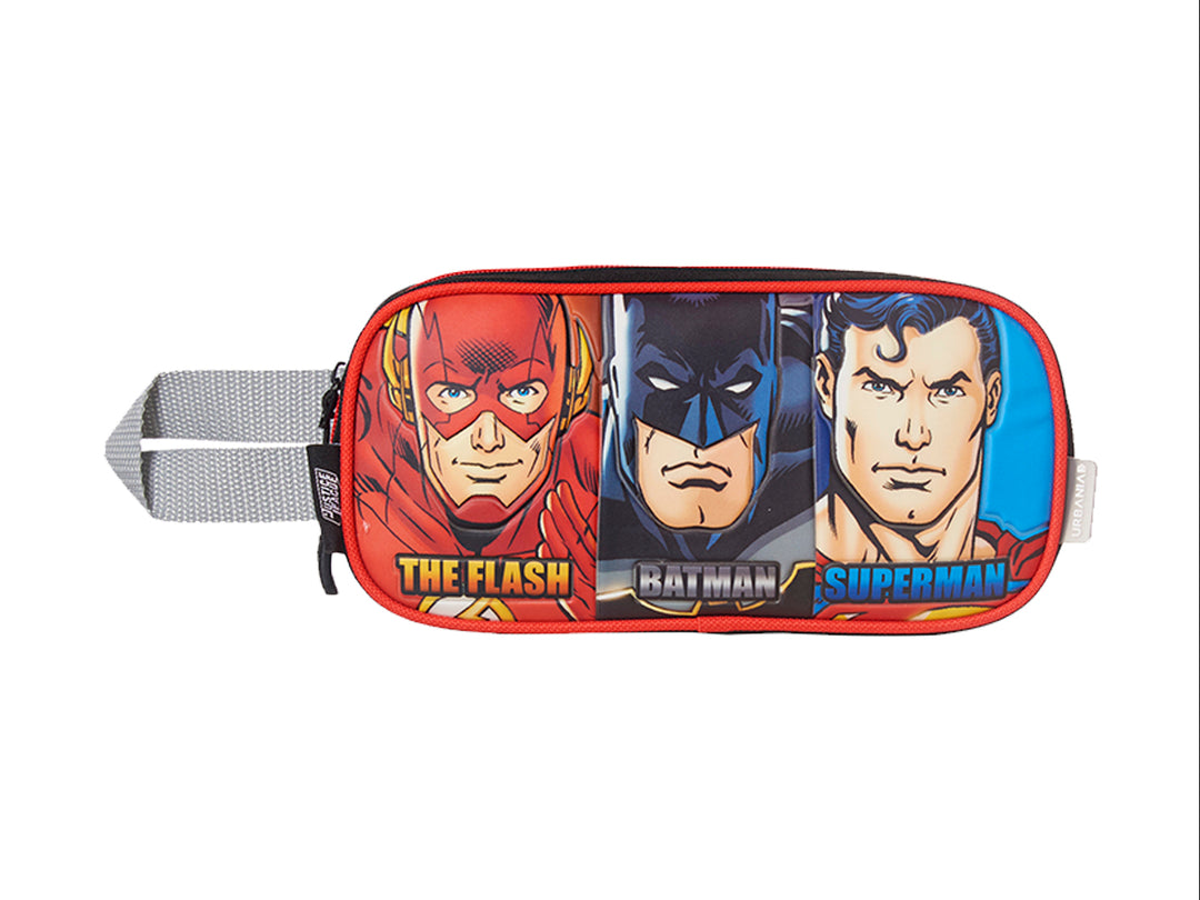 Lapicera de tela con imágenes de The Flash, Batman y Superman en colores rojo, azul y negro.