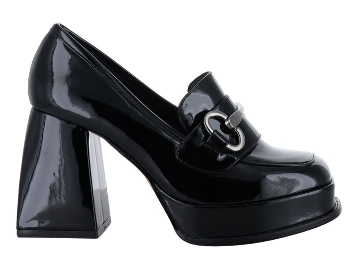 Zapato de tacón grueso y plataforma en charol negro con detalle de cadena metálica plateada.