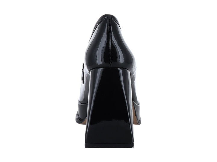 Zapato de tacón grueso y plataforma en charol negro con detalle de cadena metálica plateada.