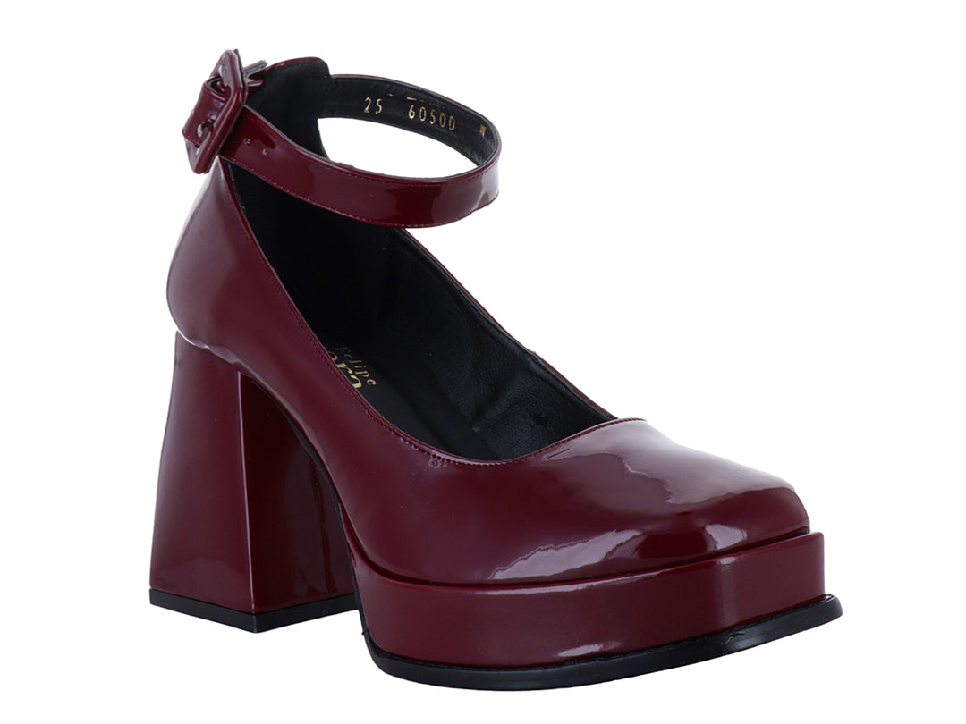 Zapato de tacón alto y plataforma color rojo cabernet con acabado brillante de charol y correa al tobillo.