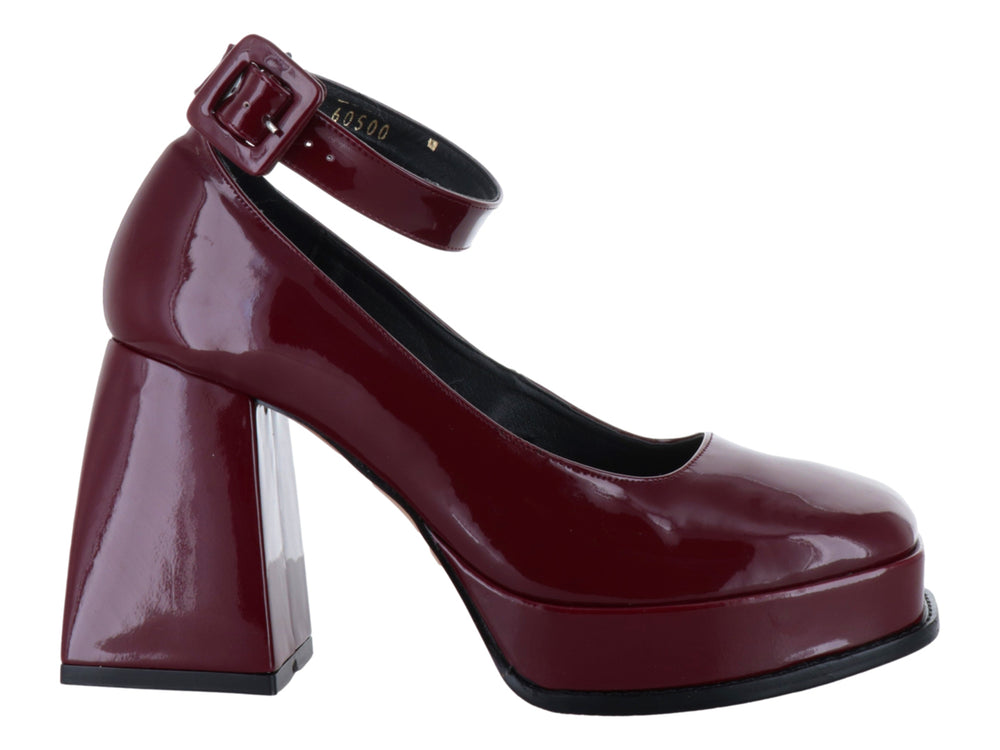 Zapato de tacón alto y plataforma color rojo cabernet con acabado brillante de charol y correa al tobillo.