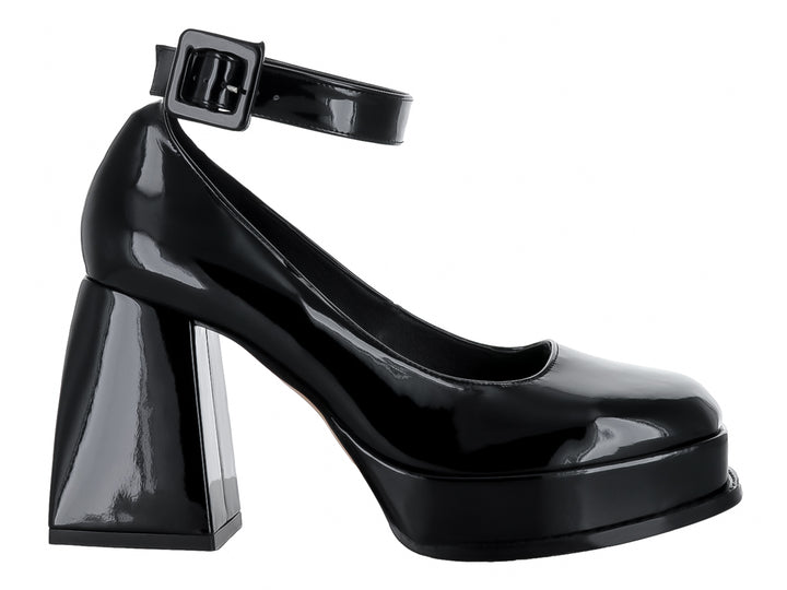 Zapato de tacón alto y plataforma en color negro charol brillante con correa al tobillo y hebilla.