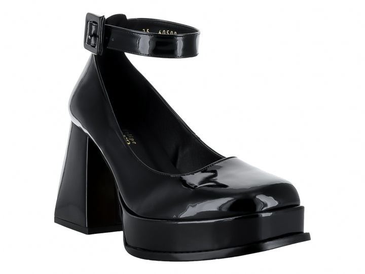 Zapato de tacón alto y plataforma en color negro charol brillante con correa al tobillo y hebilla.