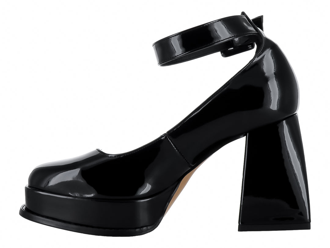 Zapato de tacón alto y plataforma en color negro charol brillante con correa al tobillo y hebilla.