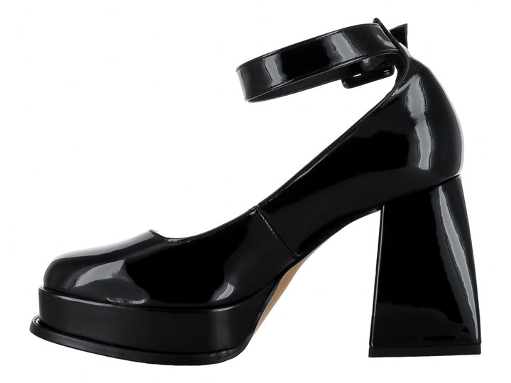 Zapato de tacón alto y plataforma en color negro charol brillante con correa al tobillo y hebilla.