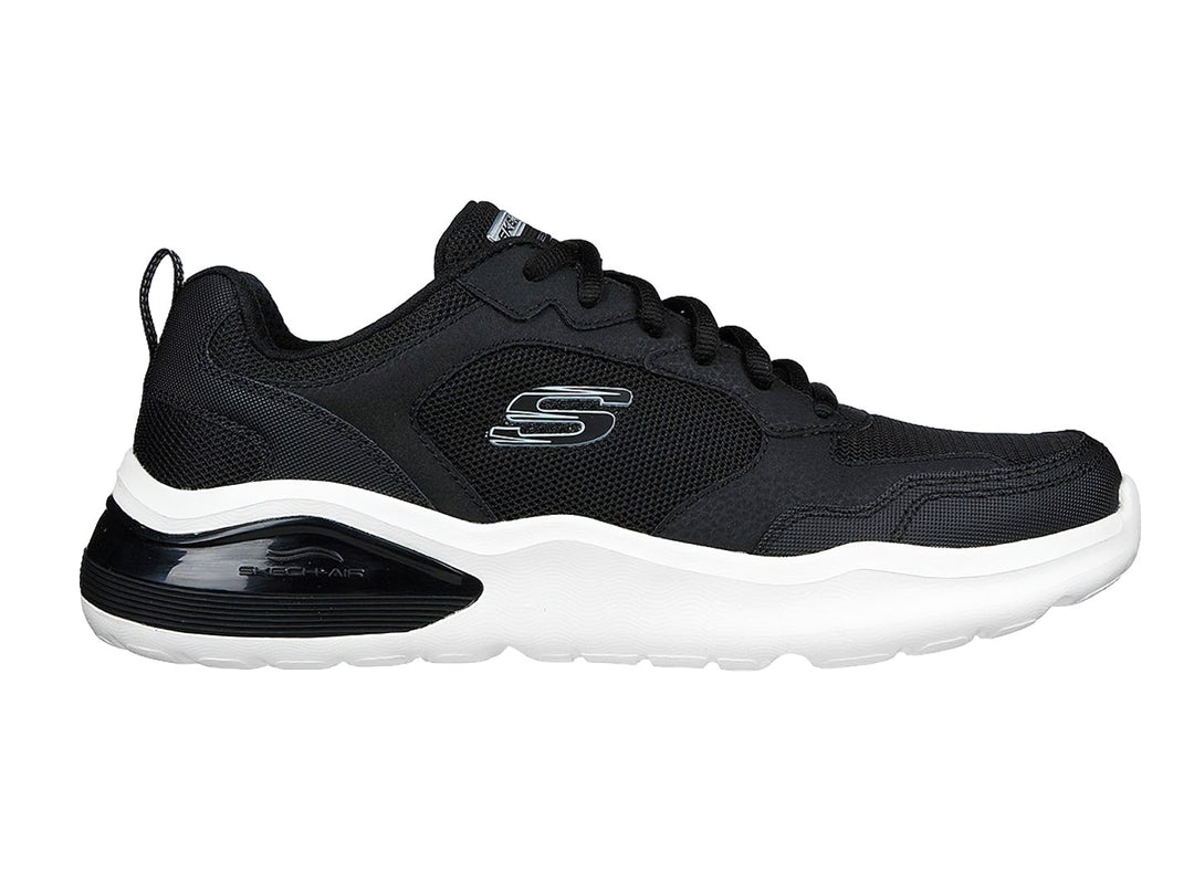 Tenis deportivos Skechers color negro con suela blanca y cámara de aire en el talón.