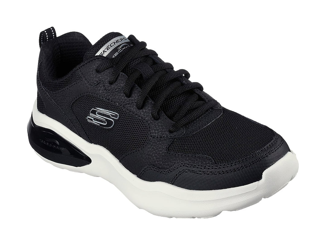 Tenis deportivos Skechers color negro con suela blanca y cámara de aire en el talón.