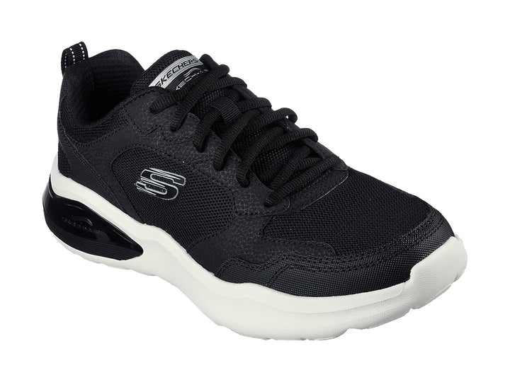 Tenis deportivos Skechers color negro con suela blanca y cámara de aire en el talón.