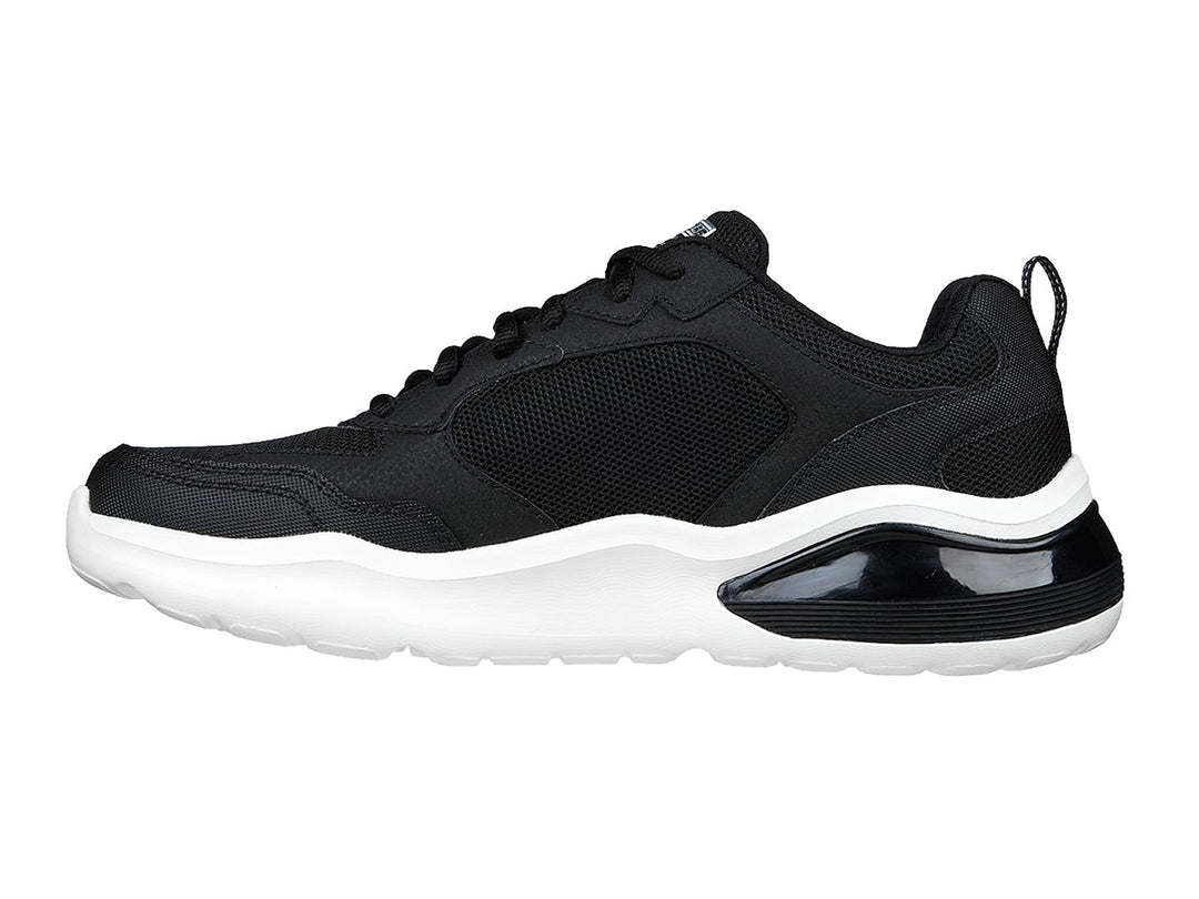 Tenis deportivos Skechers color negro con suela blanca y cámara de aire en el talón.