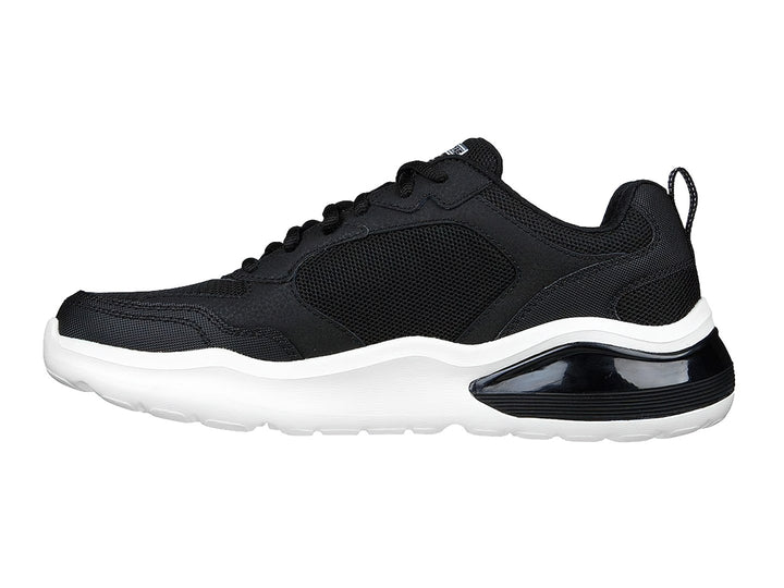 Tenis deportivos Skechers color negro con suela blanca y cámara de aire en el talón.