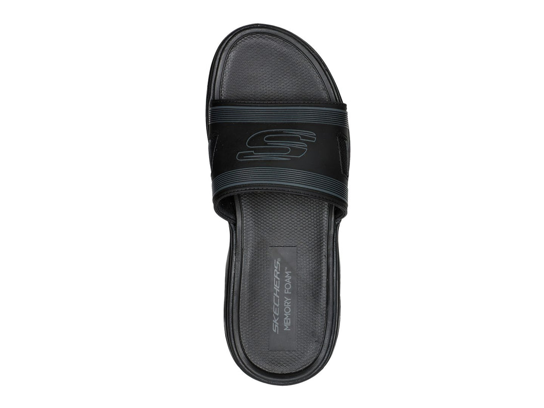 Sandalia SKECHERS Glide-Step Sport en color negro con suela esculpida y correa ancha.