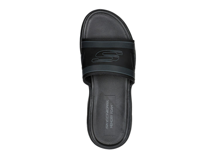 Sandalia SKECHERS Glide-Step Sport en color negro con suela esculpida y correa ancha.