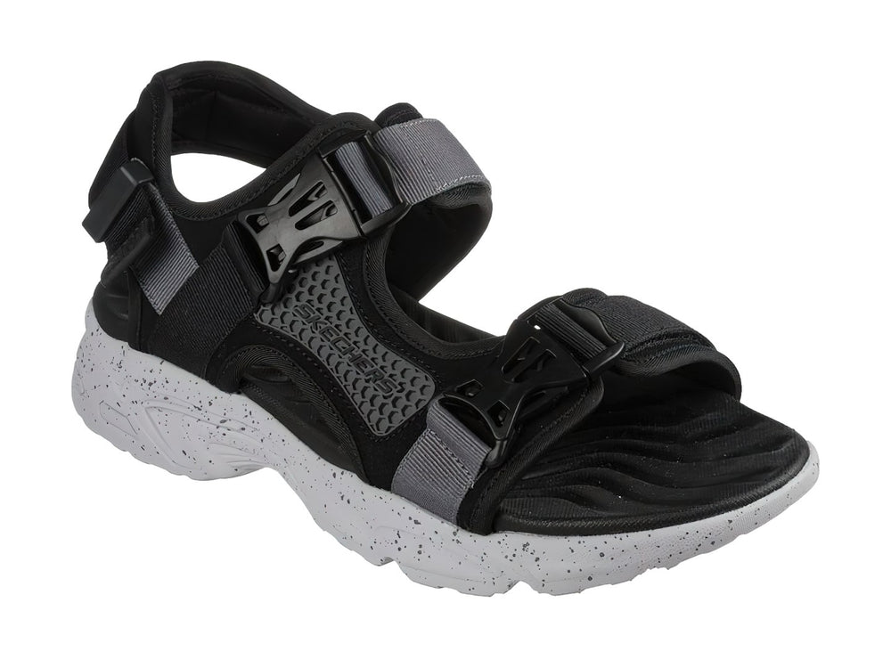 Sandalia deportiva Skechers en color negro y gris con suela blanca moteada y correas ajustables.
