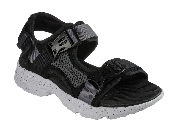 Sandalia deportiva Skechers en color negro y gris con suela blanca moteada y correas ajustables.