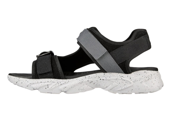 Sandalia deportiva Skechers en color negro y gris con suela blanca moteada y correas ajustables.