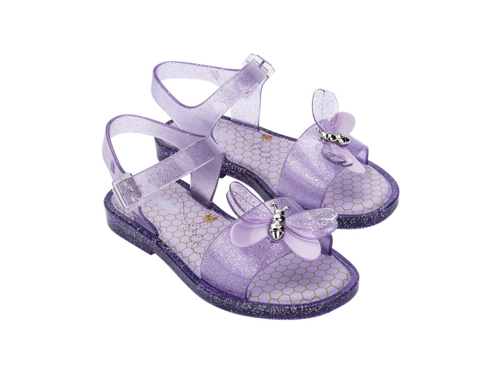 Sandalias moradas brillantes para niña con adorno de mariposa y suela con glitter.