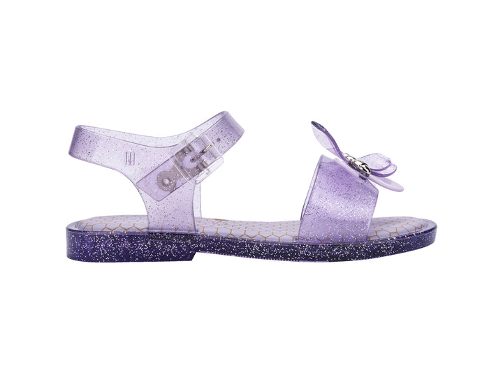 Sandalias moradas brillantes para niña con adorno de mariposa y suela con glitter.