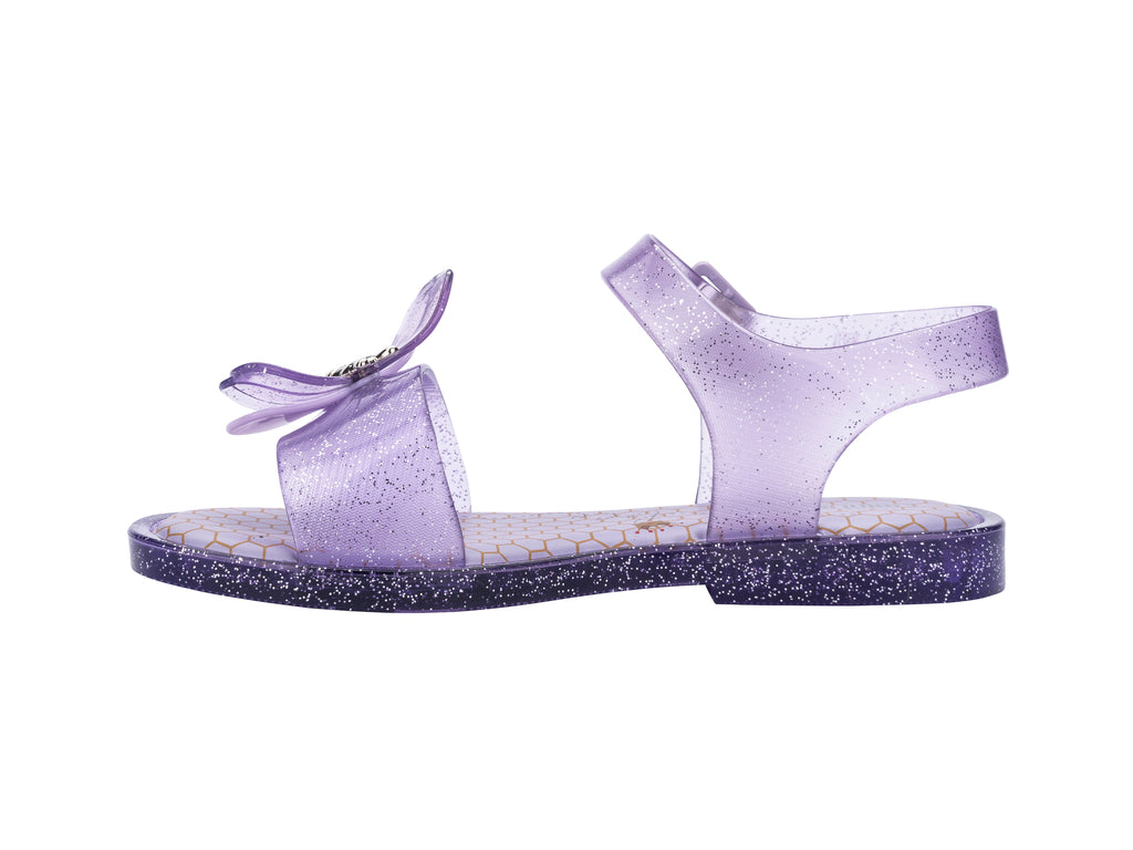 Sandalias moradas brillantes para niña con adorno de mariposa y suela con glitter.