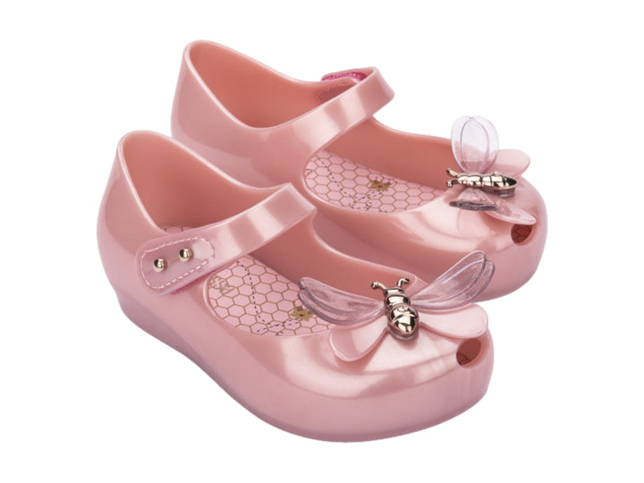 Zapato rosa brillante para bebé estilo Mary Jane con correa y detalle de moño transparente.
