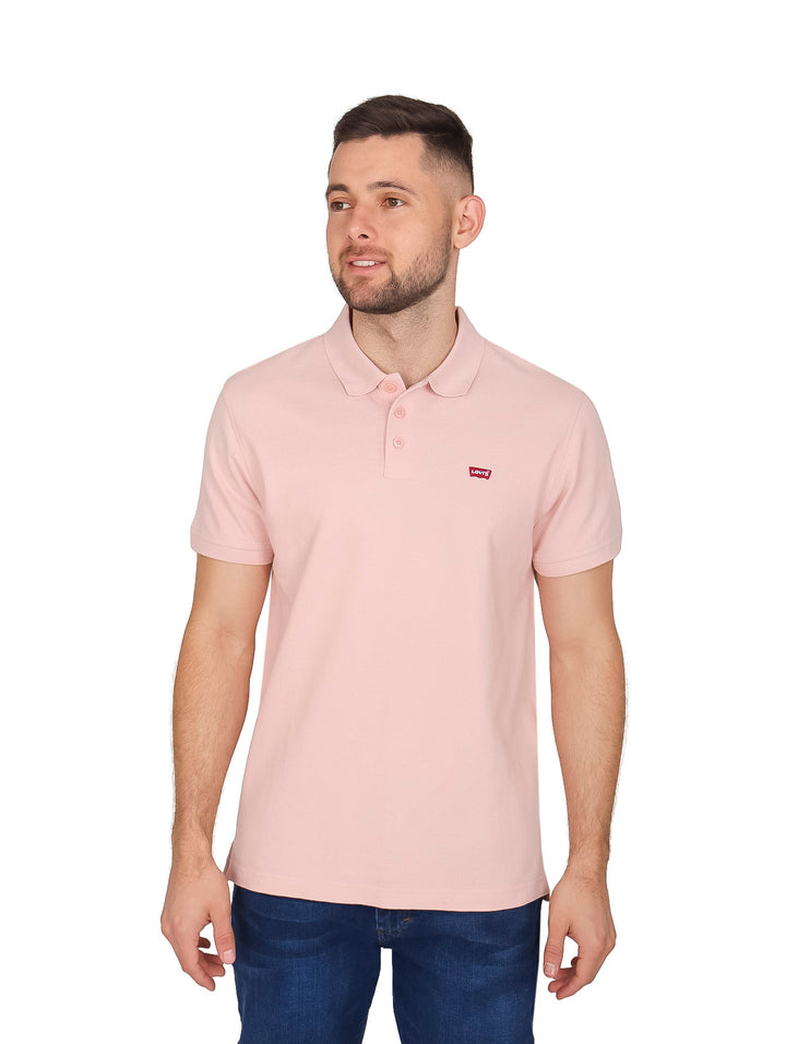 Hombre vistiendo una playera polo de color peachskin de manga corta marca Levi&