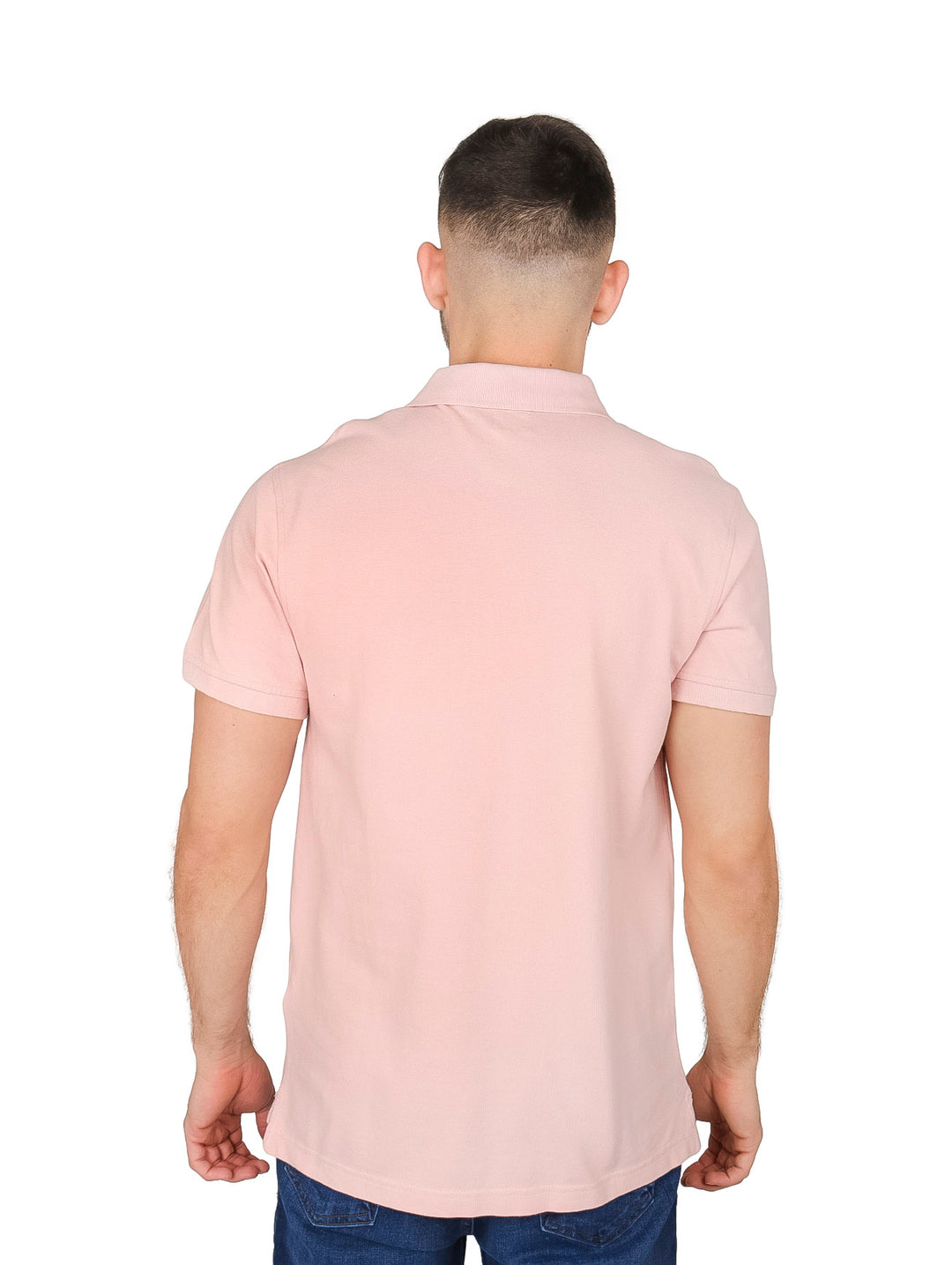 Hombre vistiendo una playera polo de color peachskin de manga corta marca Levi&