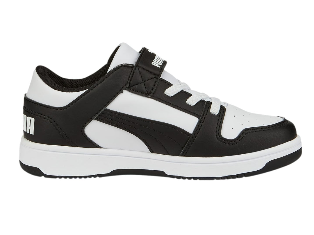 Tenis PUMA Rebound Layup para Niño en colores blanco y negro con correa y cordones.