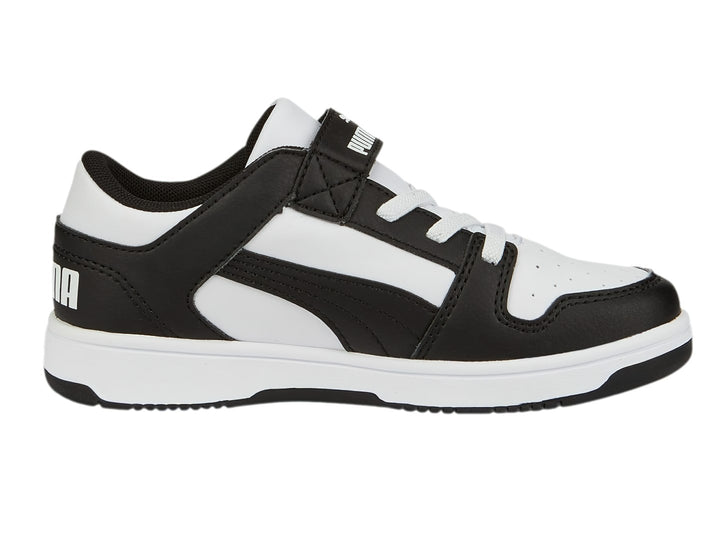 Tenis PUMA Rebound Layup para Niño en colores blanco y negro con correa y cordones.