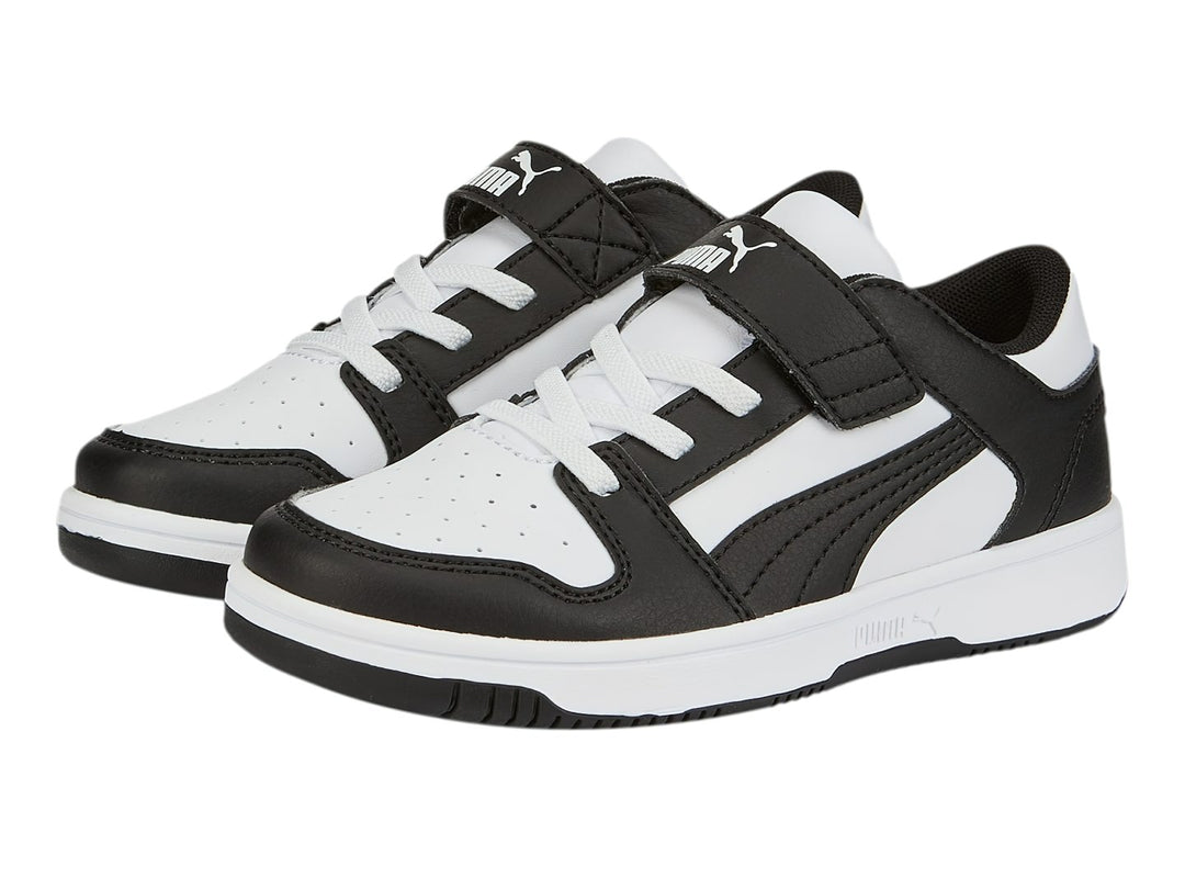 Tenis PUMA Rebound Layup para Niño en colores blanco y negro con correa y cordones.
