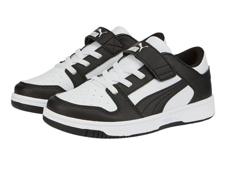 Tenis PUMA Rebound Layup para Niño en colores blanco y negro con correa y cordones.