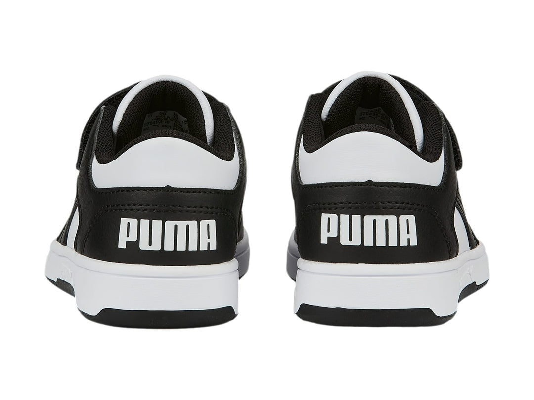 Tenis PUMA Rebound Layup para Niño en colores blanco y negro con correa y cordones.