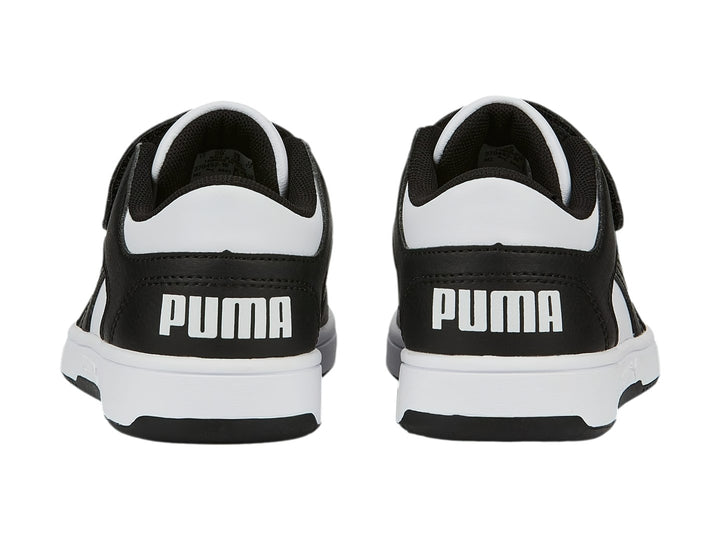 Tenis PUMA Rebound Layup para Niño en colores blanco y negro con correa y cordones.