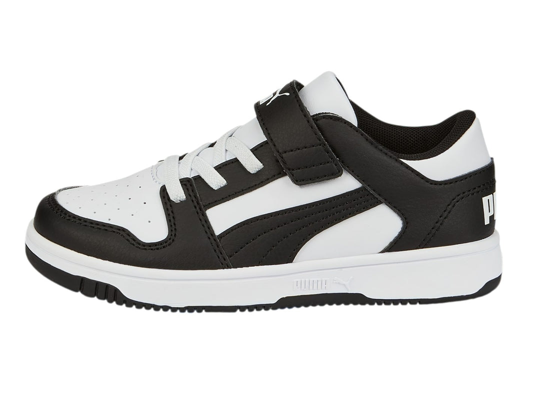 Tenis PUMA Rebound Layup para Niño en colores blanco y negro con correa y cordones.